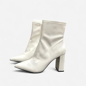Wild Pair White ankle boots Size US 8.5 with pointed toe and zipper detail NIB